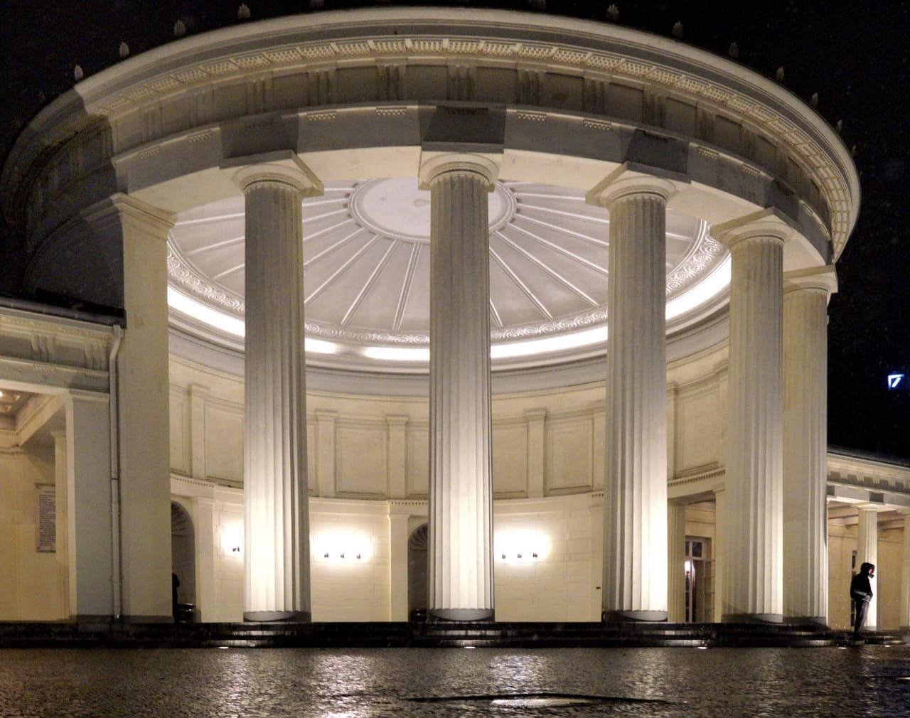 Der beleuchtete Elisenbrunnen in Aachen bei Nacht